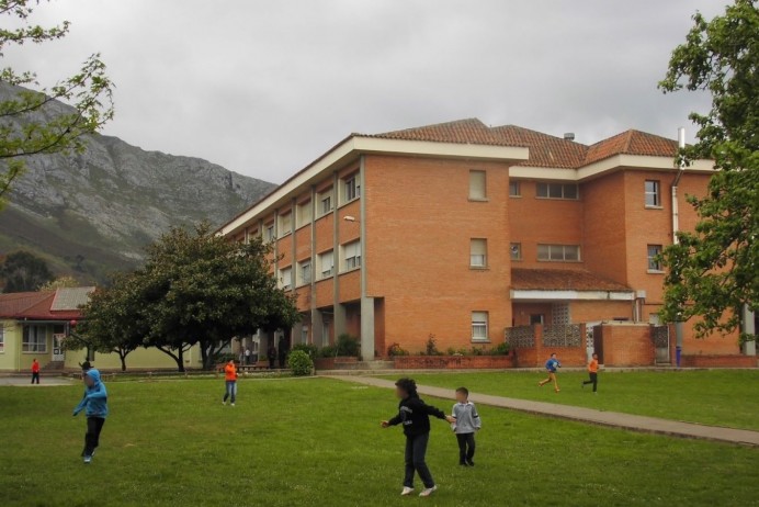 Llanes invertirá 201.000 euros en modernizar la instalación eléctrica del Colegio Valdellera de Posada