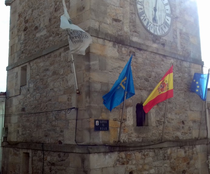 La Torre del reloj de Lastres estrena banderas - Concejo de Colunga