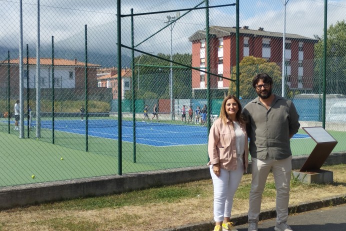 Llanes renueva las pistas de tenis del polideportivo municipal con una inversión de más de 15.000 euros - Concejo de Llanes