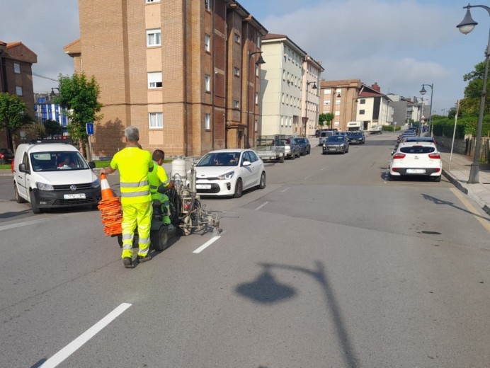 El Ayuntamiento de Llanes mejora y repinta la señalización vial en Llanes, Posada y Nueva - Concejo de Llanes