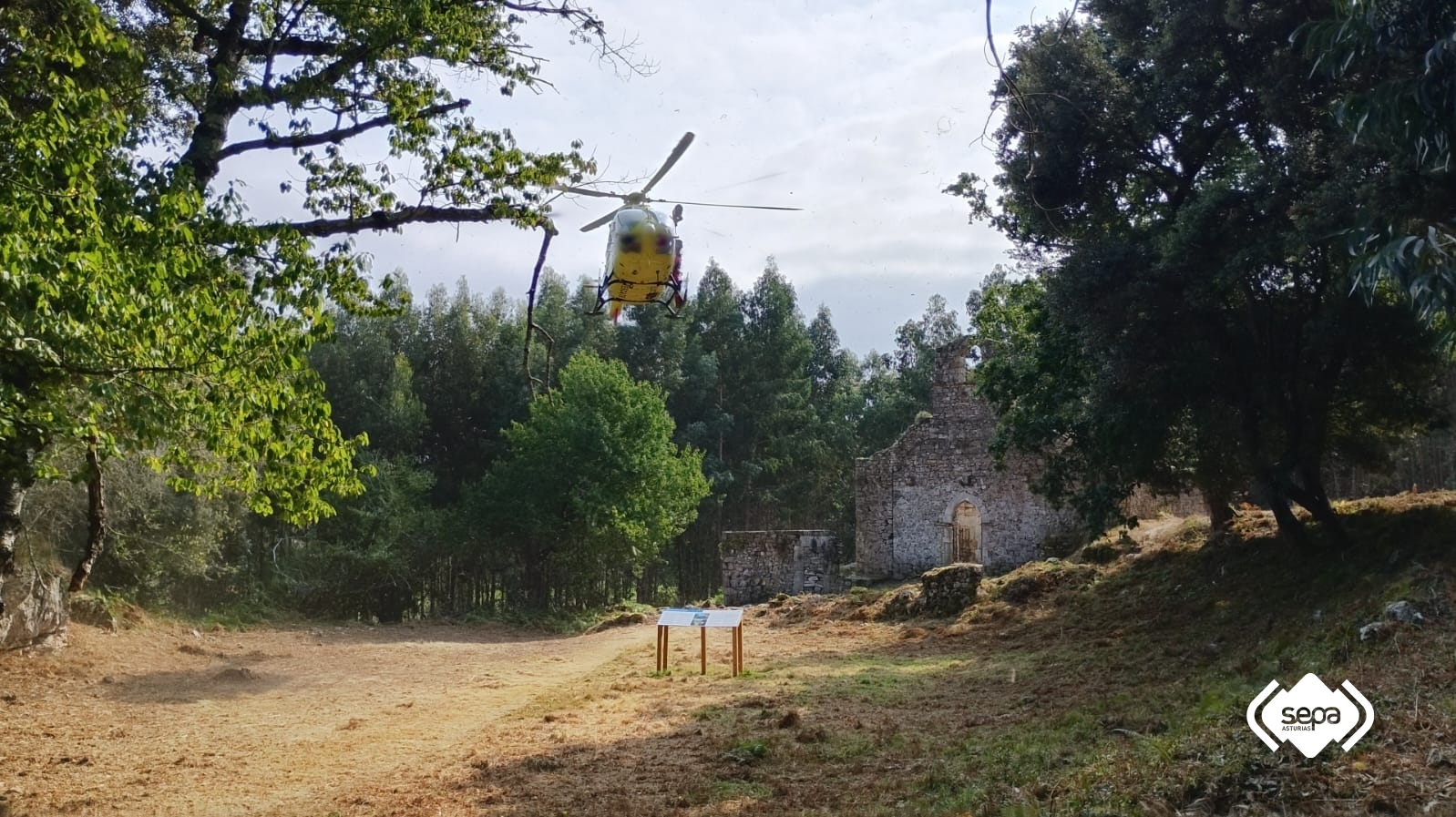 Rescatado en helicóptero un senderista indispuesto en la zona de Santa María de Tina, en Pimiango - Sucesos