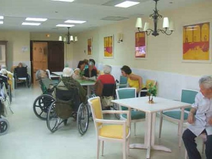 El Principado advierte a siete residencias privadas que el incumplimiento injustificado del envío de datos sobre la incidencia del coronavirus conllevará sanciones - Asturias