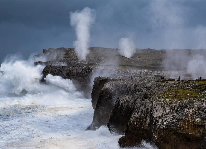 Los bufones de Pría: el espectáculo del mar que emerge desde la tierra en Llanes - Oriente de Asturias