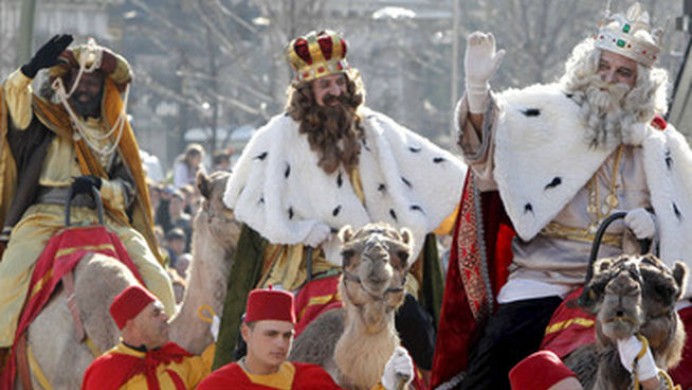 El concejo de Llanes celebra mañana martes las Cabalgatas de Reyes, en las que se repartirán más de 500 kilos de caramelos    - Concejo de Llanes