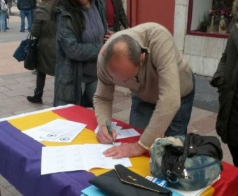 Recogida firmas pro Referendum sobre el modelo de Estado en Ribadesella - Concejo de Ribadesella