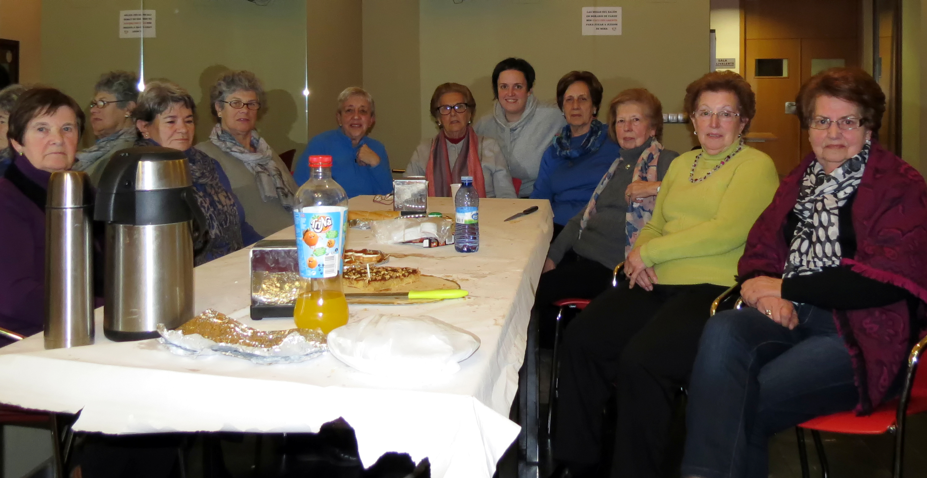 Centro Social El Rinconín: merienda entre las participantes en las actividades - Concejo de Llanes