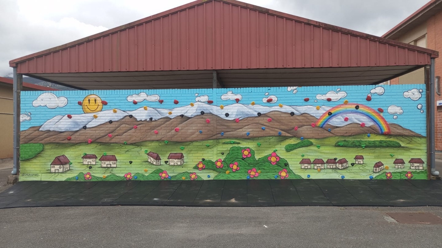 El Colegio Público Braulio Vigón de Colunga estrena un mural rocódromo para dinamizar sus patios - Concejo de Colunga