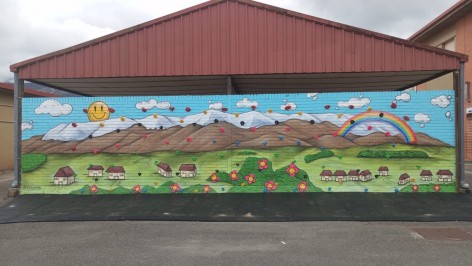 El Colegio Público Braulio Vigón de Colunga estrena un mural rocódromo para dinamizar sus patios