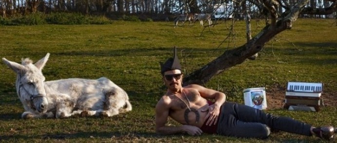 Rodrigo Cuevas ensaya su nuevo espectáculo, Trópico de Covadonga, en el Teatro de la Laboral - Sociedad y Cultura