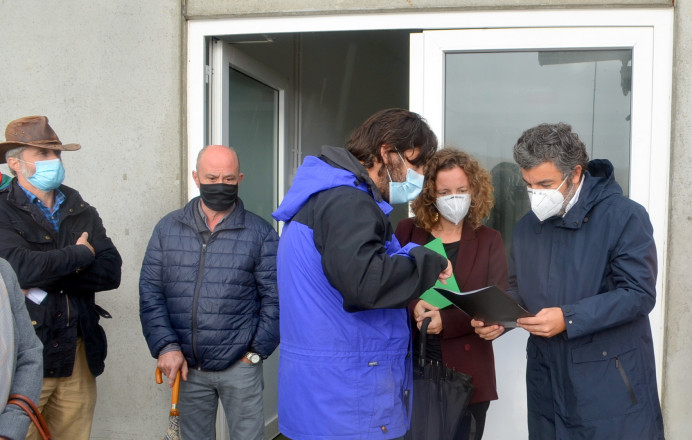 Alcalde Llanes y Consejero Medio Rural, pista de Llabres - Concejo de Llanes