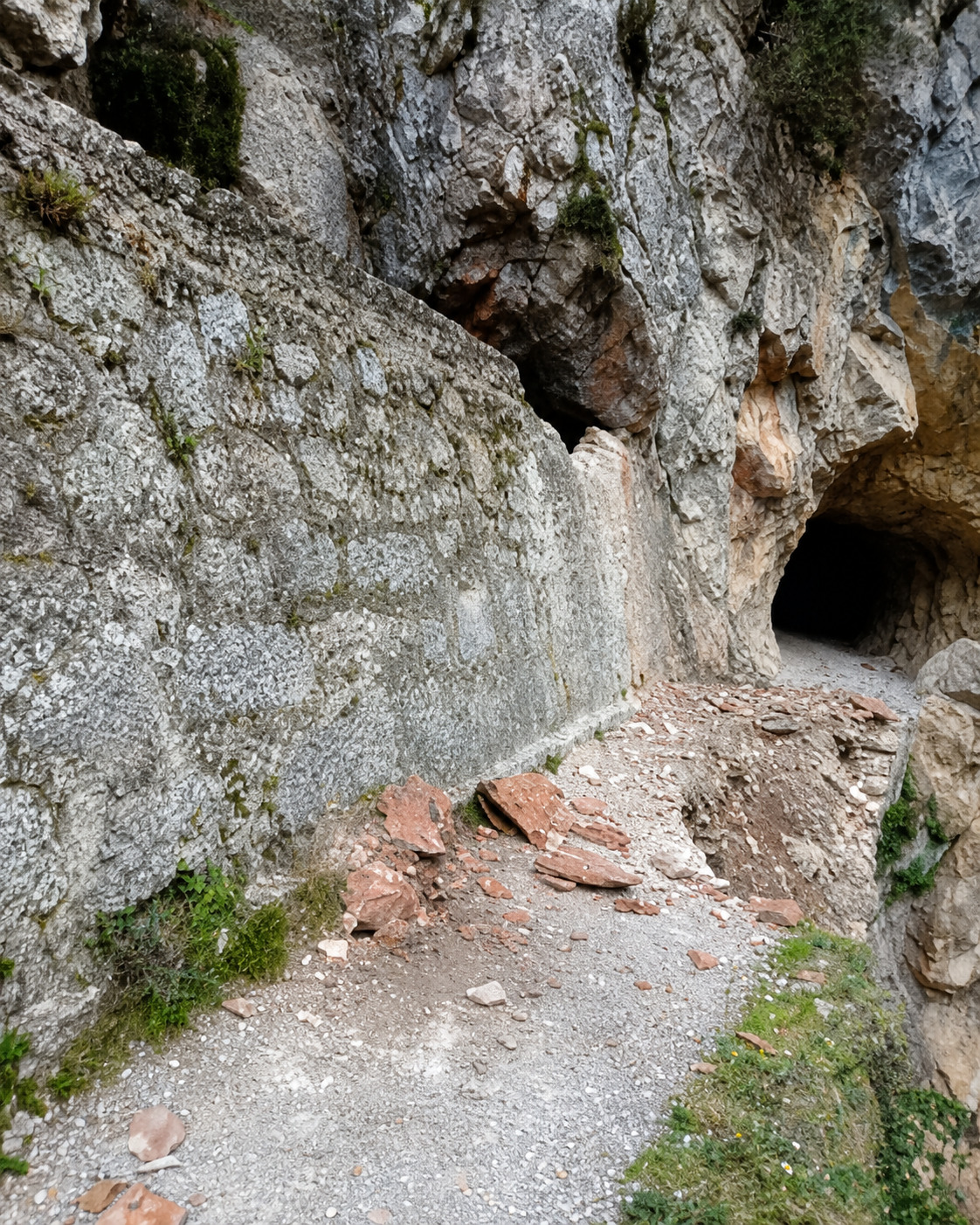Dos personas heridas por la caída de piedras en la Ruta del Cares - Sucesos