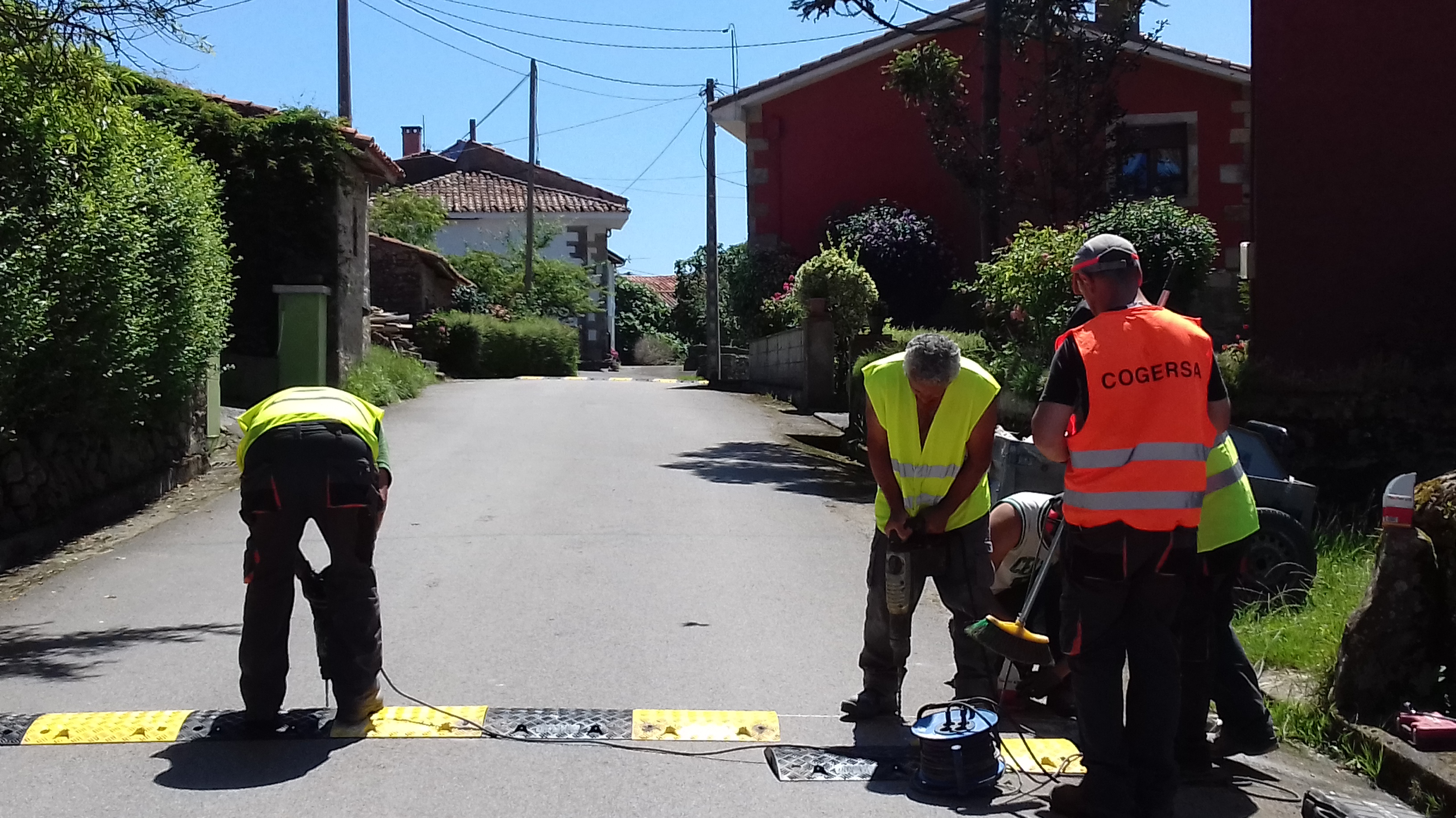 Finalizan los trabajos de señalización e instalación de reductores de velocidad en Luces - Concejo de Colunga