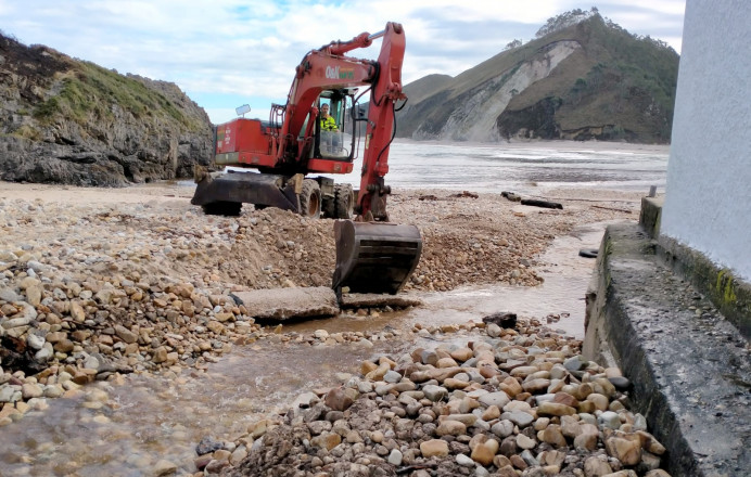 Llanes continúa limpieza por inundaciones fin semana - Concejo de Llanes
