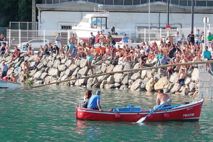 Santiago Martínez gana la Cucaña de San Roque 2017 - Concejo de Colunga