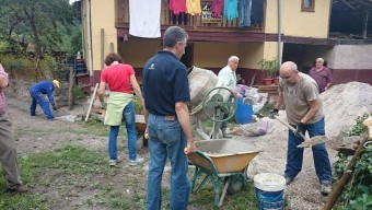 Más de una veintena de vecinos han participado en la séptima sestaferia celebrada este sábado en Aballe - Concejo de Parres