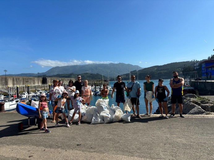 Exitosa jornada de limpieza en el muelle de Lastres - Concejo de Colunga