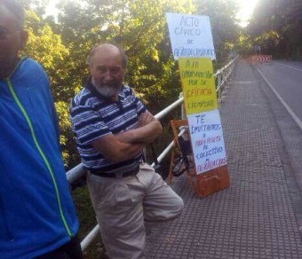 Un grupo de lastrinos hacen su peculiar protesta por la falta de reparación del derrumbe de la carretera a Lastres - Concejo de Colunga