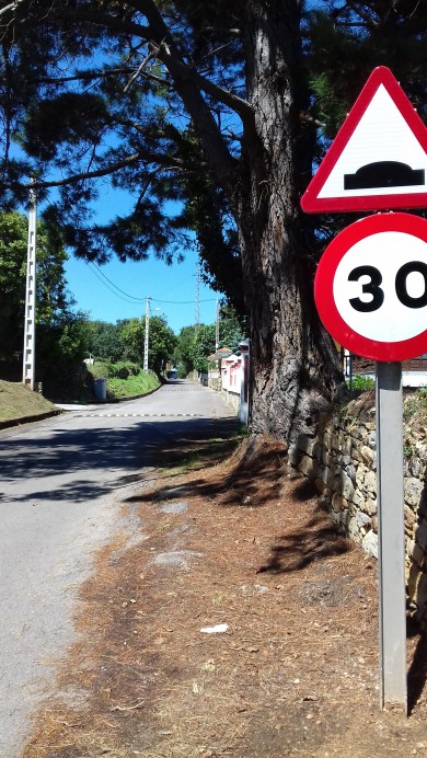 Instalación de señalización en San Pedro (Lastres) - Concejo de Colunga