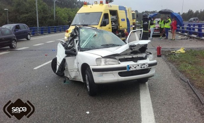 Accidente de tráfico con heridos en Castrillón - Sucesos
