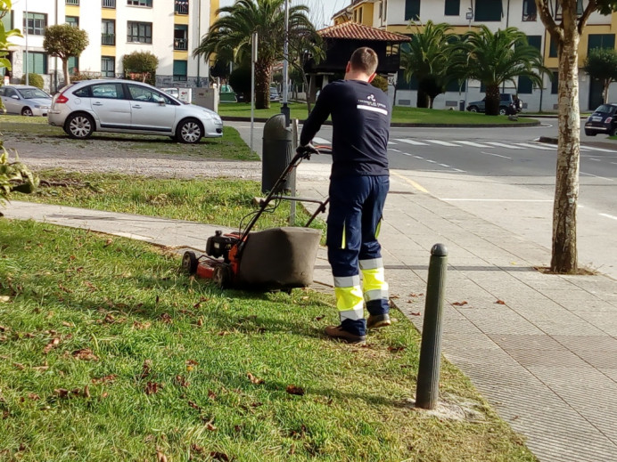 Labores de mantenimiento en Jardines del Sueve (Colunga) - Concejo de Colunga