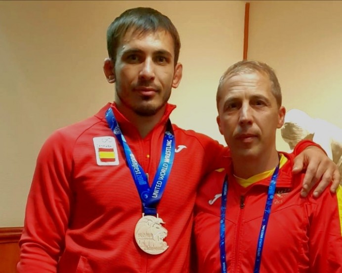 Lauren Atanes, vecino de Lastres y seleccionador nacional de Lucha, triunfa en Budapest. - Concejo de Colunga