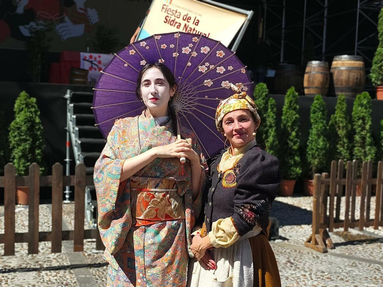 Teatro del Cuervo presenta "Kanpai" en San Juan de Duz con un viaje entre la sidra asturiana y el sake japonés - Concejo de Colunga