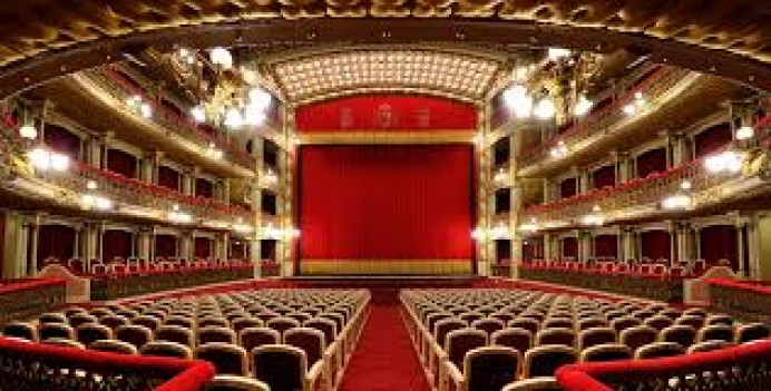 Solo 23, de los 78 ayuntamientos asturianos, forman parte del Circuito de Teatro de Asturias. Uno de ellos Colunga - Concejo de Colunga