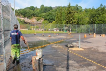 Comienzan las obras de reparación de la pista de tenis de Infiesto - Concejo de Piloña