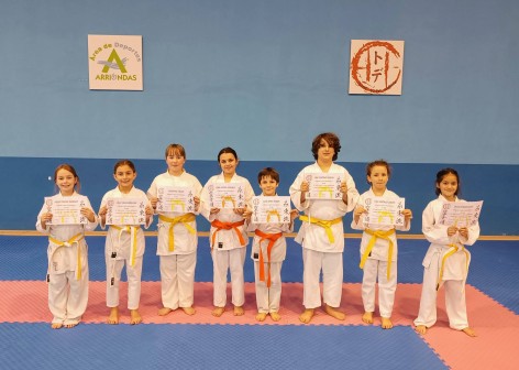 Ocho karatekas del club Tode superan su examen de grado en Arriondas