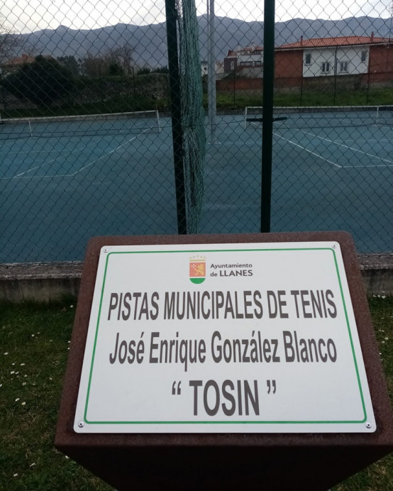 Instalada placa en homenaje a Tosín - Concejo de Llanes