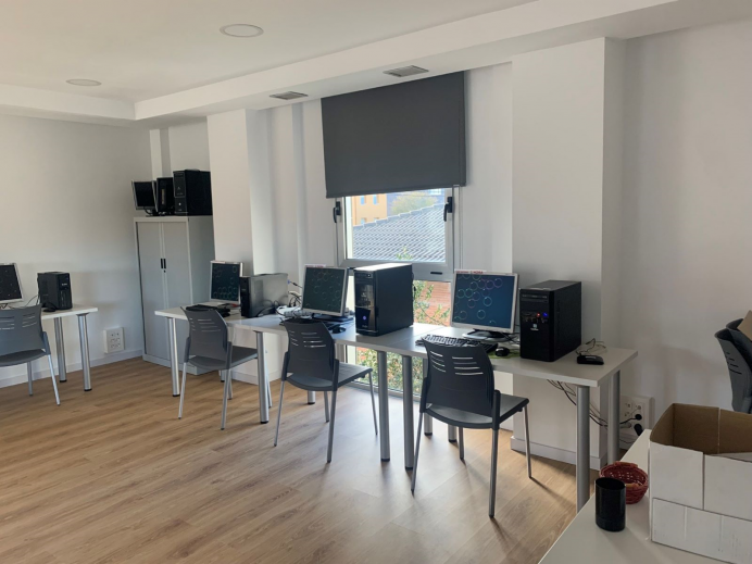 Completado el traslado del Telecentro al piso superior del edificio del CDTL de Llanes. - Concejo de Llanes