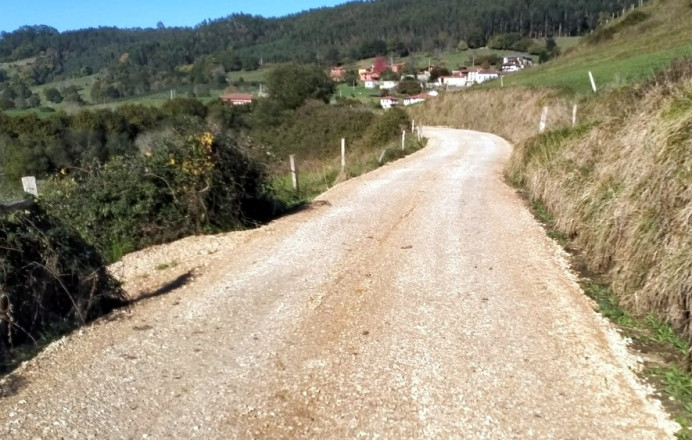 Ayuntamiento mejora camino cementerio de Tresgrandas - Concejo de Llanes