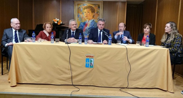 En el Salón Príncipe de Asturias del Centro Asturiano de Madrid tuvo lugar la entrega de la manzana de Oro a D. Antonio Trevín Lombán - Asturianos por el mundo