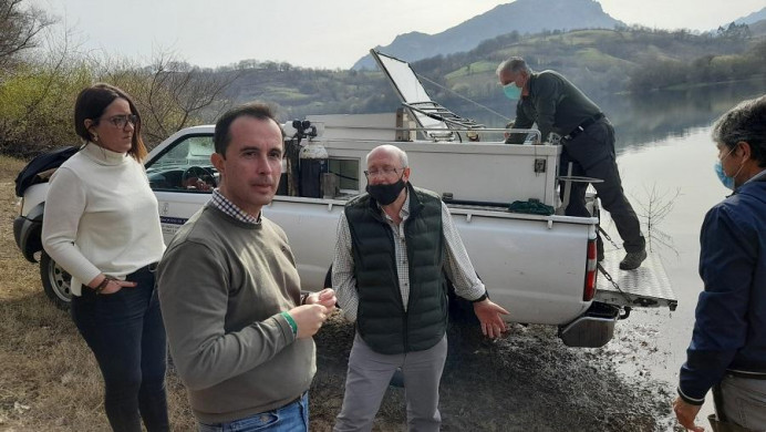 El Principado reintroduce truchas autóctonas adultas en el coto de pesca del embalse de Los Alfilorios, en Morcín - Asturias