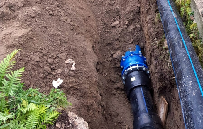 Ayuntamiento soterra tubería emergencia La Venta - Concejo de Llanes
