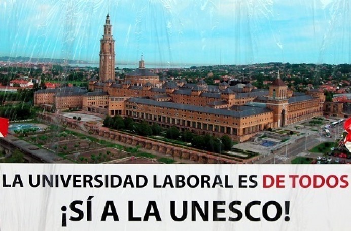 Numerosas personas llegan a llenar la plaza del Ayuntamento de Gijón apoyando la candidatura de la Universidad Laboral - Concejo de Gijón