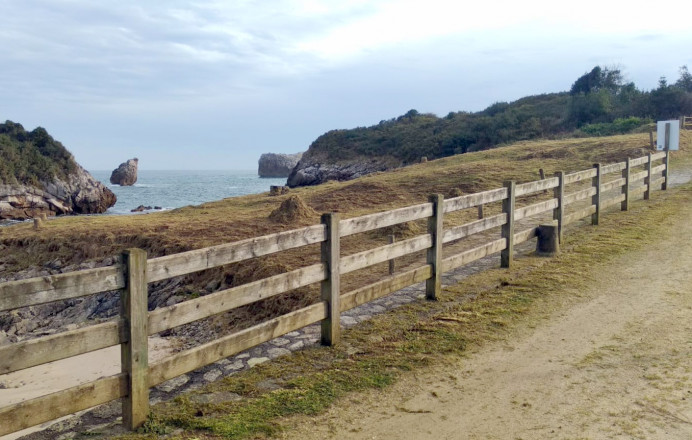 PLE de Llanes repara vallas madera Senda Costera - Concejo de Llanes
