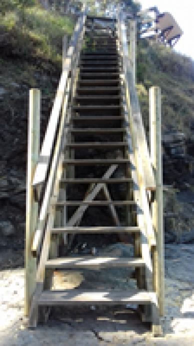 El personal del Plan de Empleo rehabilita la bajada a las huellas de dinosaurio - Concejo de Colunga