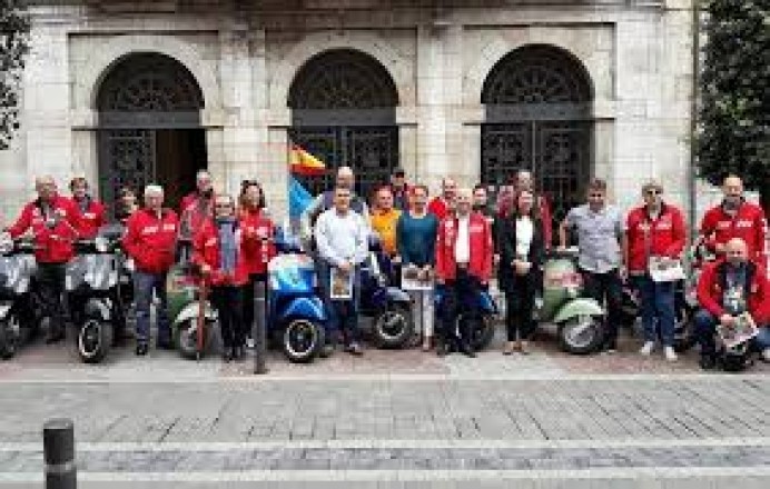 Concentración Vespas de Llanes: donación Asociación Galbán - Concejo de Llanes
