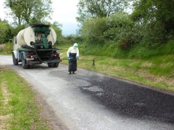 El Ayuntamiento de Piloña pone en marcha el equipo de riego asfáltico - Concejo de Piloña