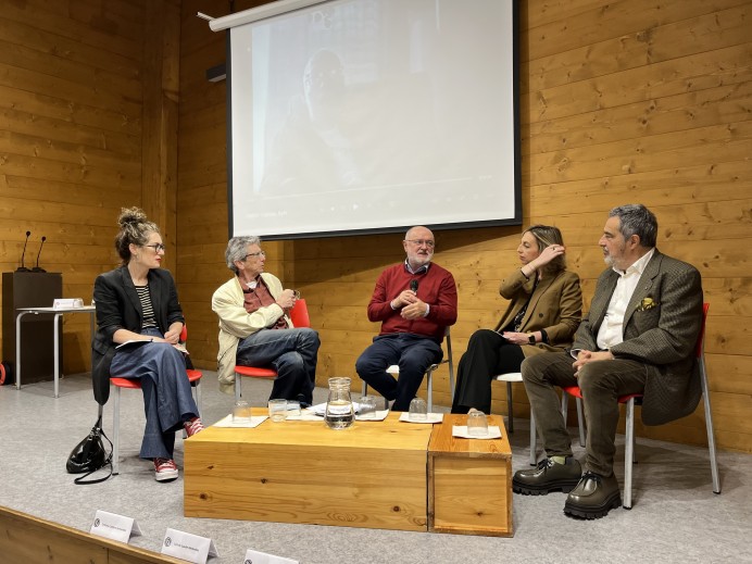 Sir Cámara invita a reflexionar sobre el Planeta herido en Porrúa - Concejo de Llanes