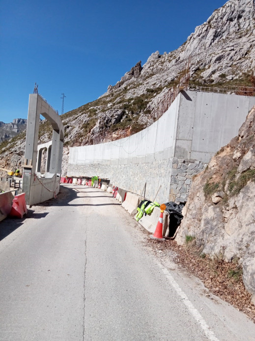 El avance de la construcción de las viseras en la carretera de Sotres obliga a realizar cortes de tráfico temporales a partir del martes - Concejo de Cabrales