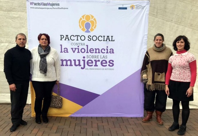 Ana Serna y Lauren Atanes denuncian la violencia de género con una perfomance - Concejo de Colunga