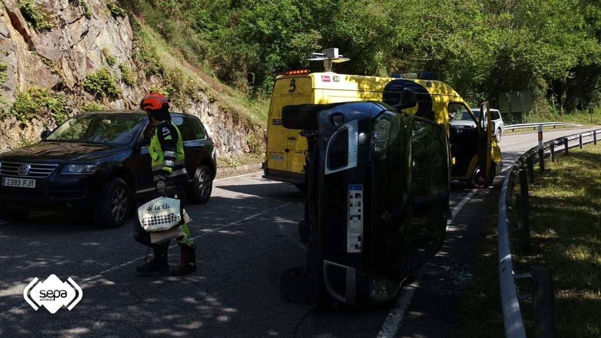 Una conductora resulta ilesa tras el vuelco de un turismo en la N-635 a la altura de Corigos, en Amieva - Sucesos