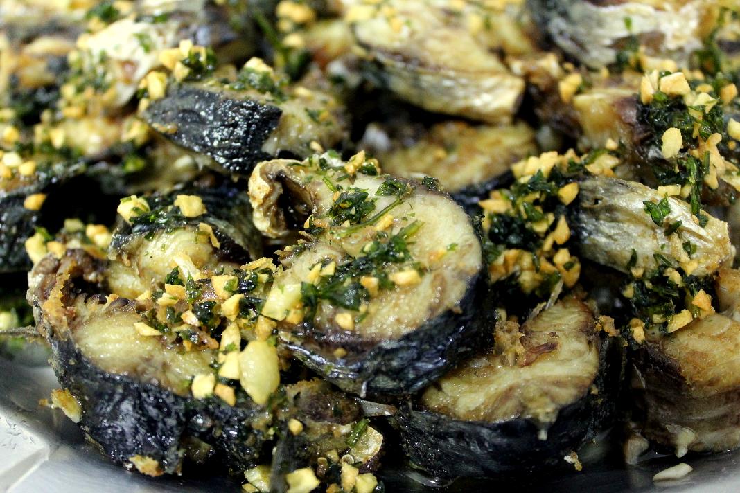 Xarda (verdel) con refrito de ajo - Les recetines