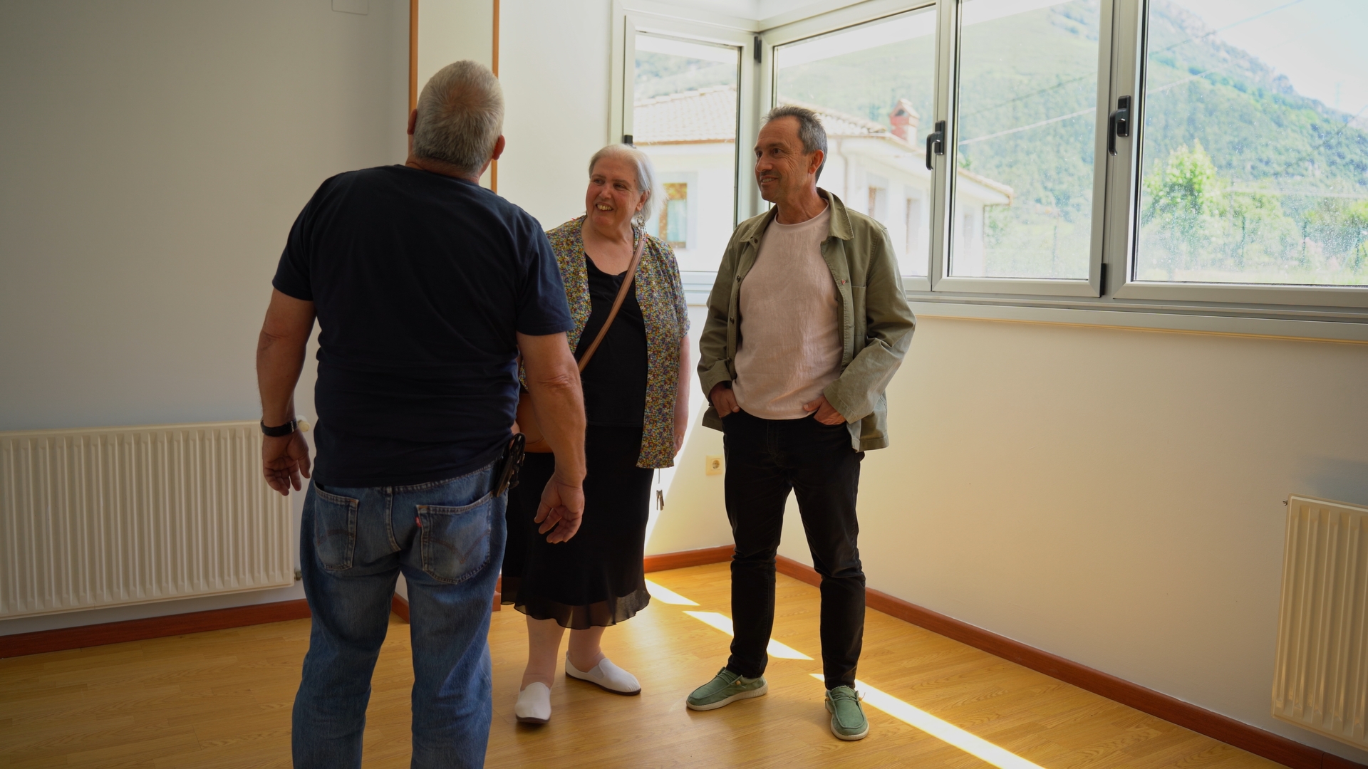 Tres familias reciben las llaves de nuevas viviendas públicas en Panes - Concejos Peñamellera Alta y Baja